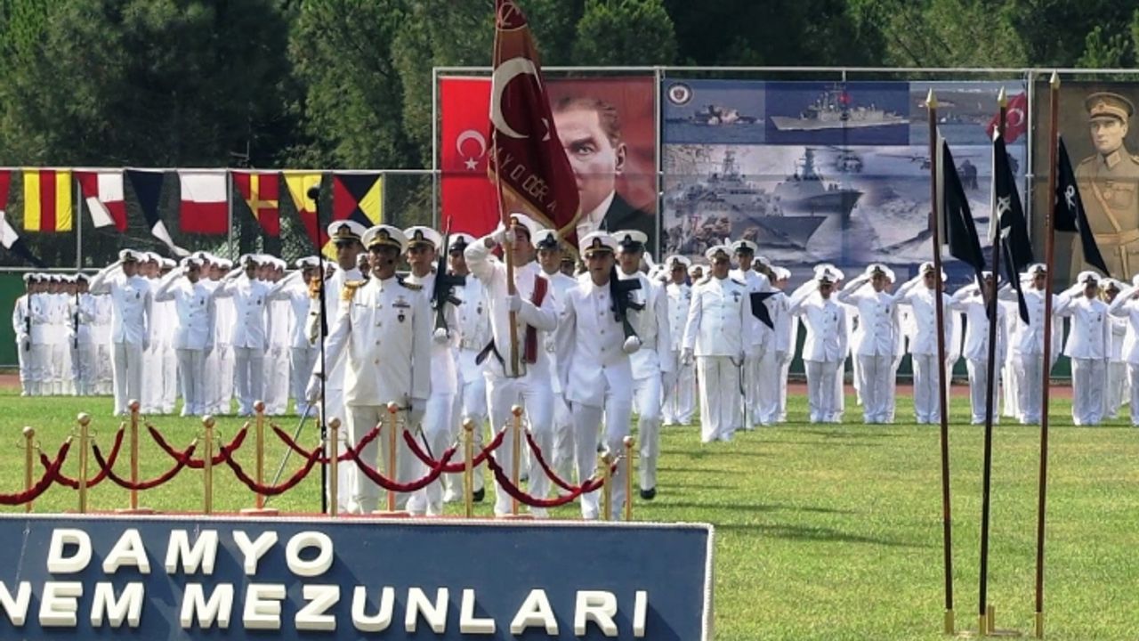 Deniz Astsubay Meslek Yüksekokulunda Mezuniyet Sevinci