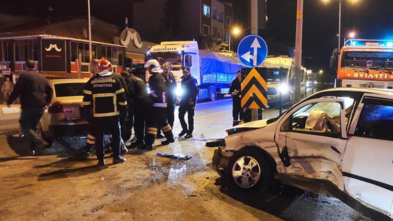 Altınova'da Trafik Kazası: 4 Yaralı