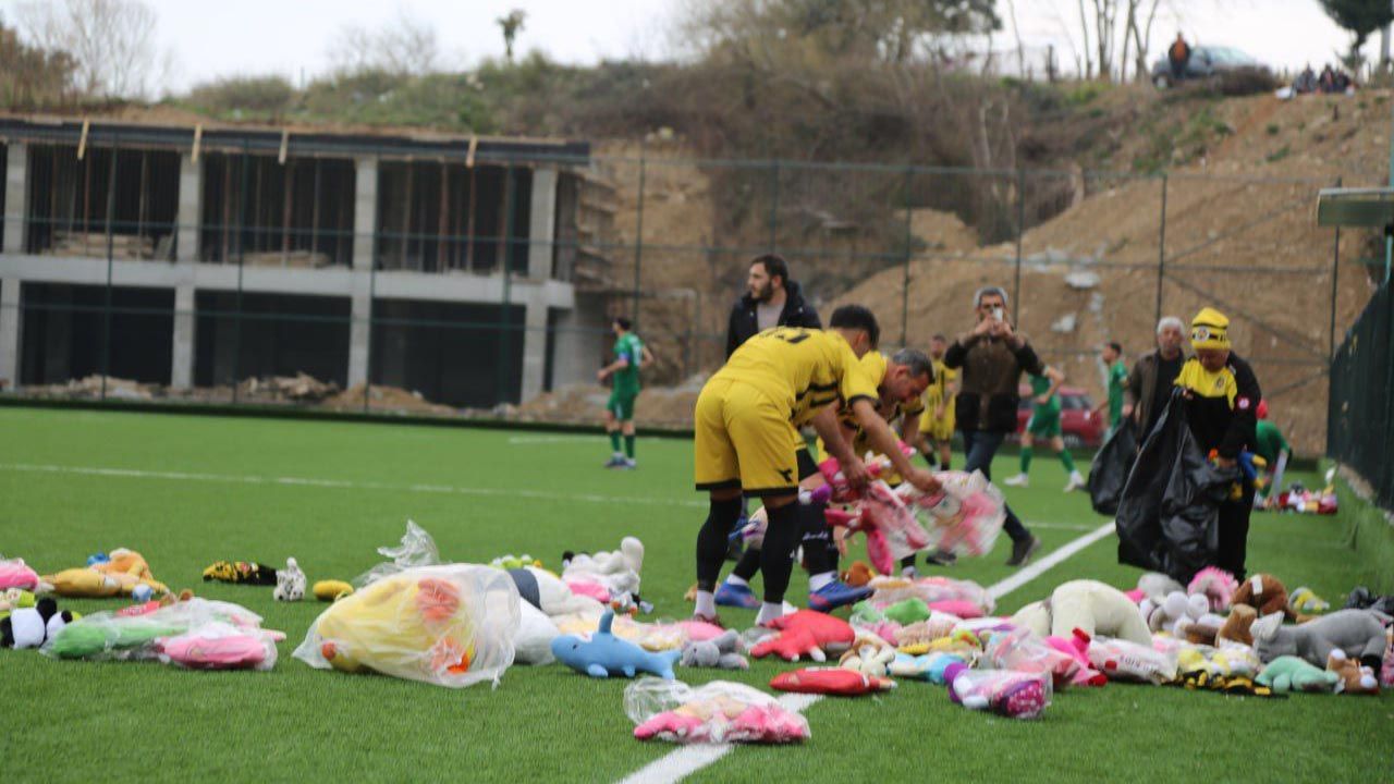 Çınarcık Belediyesporlu Taraftarlar, Depremzede Çocuklar İçin Sahayı Oyuncaklarla Doldurdu