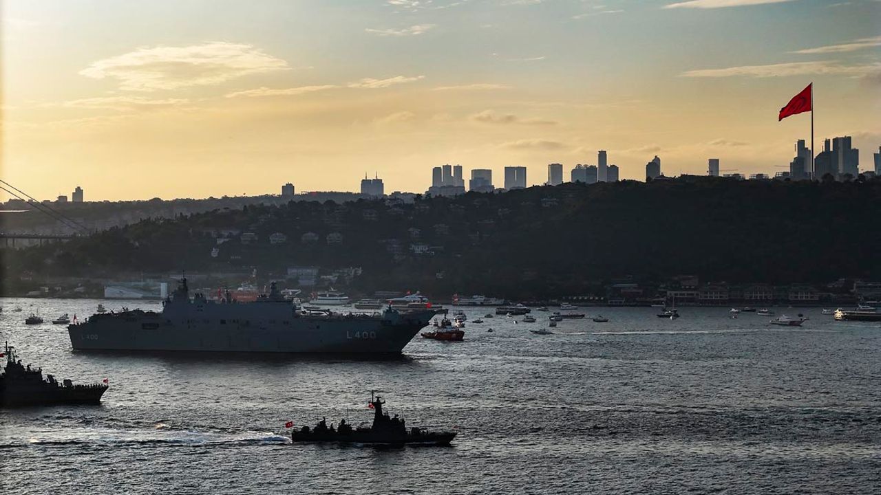 Türk Donanması 100 Gemiyle Geçit Düzenledi