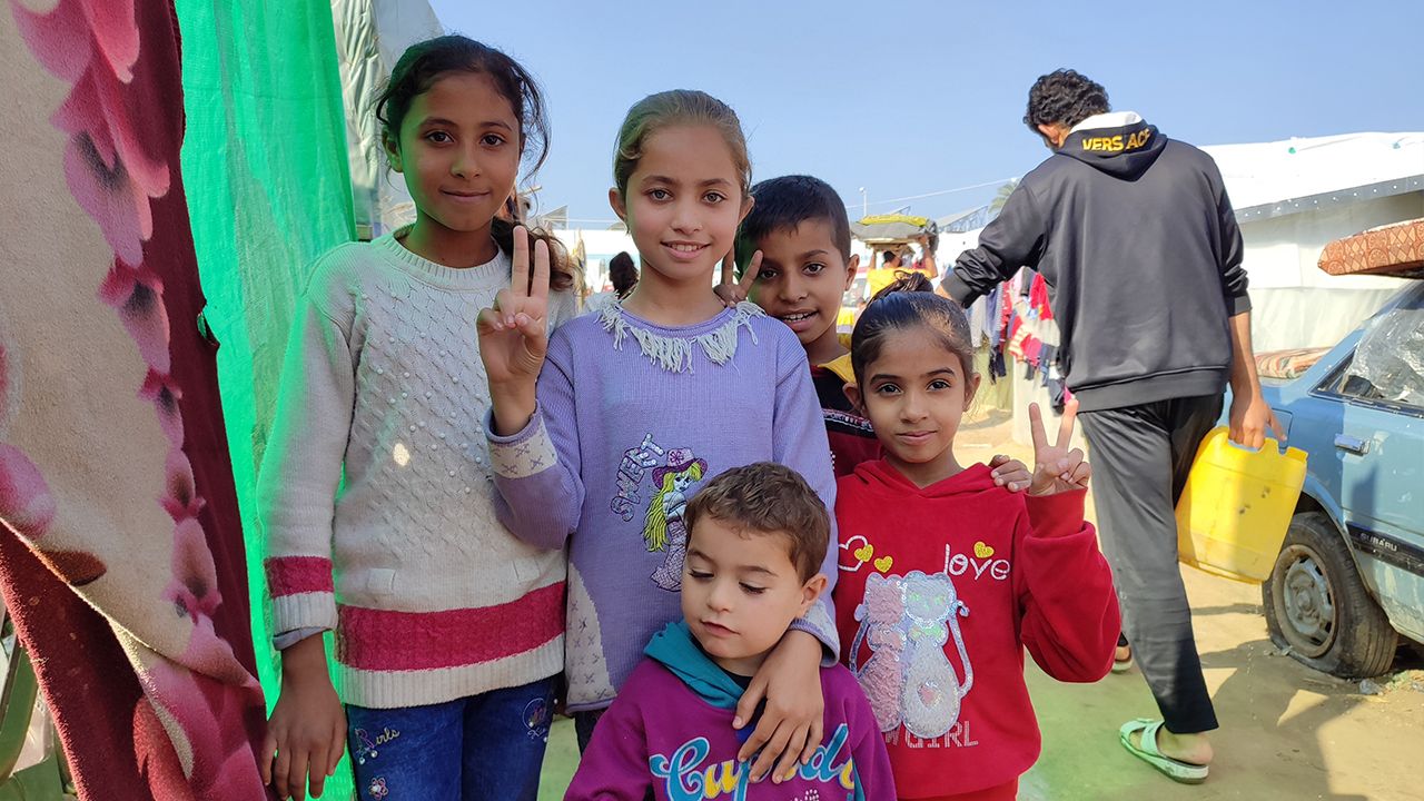 Gazzeli küçük kız:” Filistinli çocuklar roket altında yaşarken, dünya yılbaşını havai fişeklerle kutluyor”  