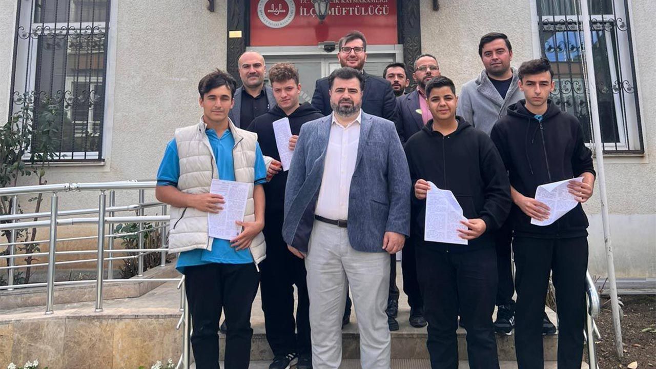 Camide, Mihrapta ve Minberde Gençler Var