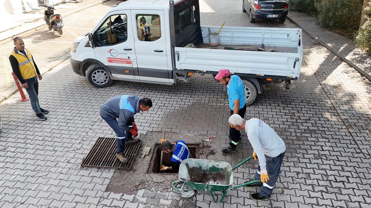Çiftlikköy’de Yağmur Suyu Hatları Temizleniyor