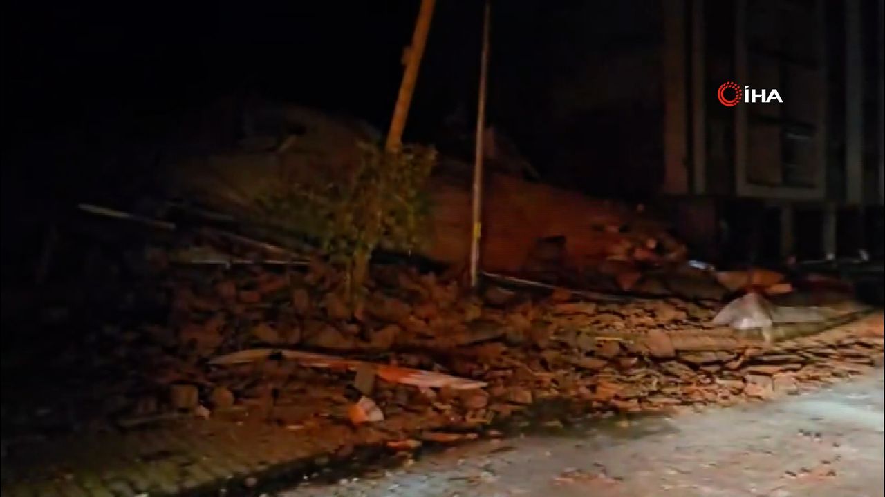 Balıkesir'de Depremde Bir Bina Yıkıldı