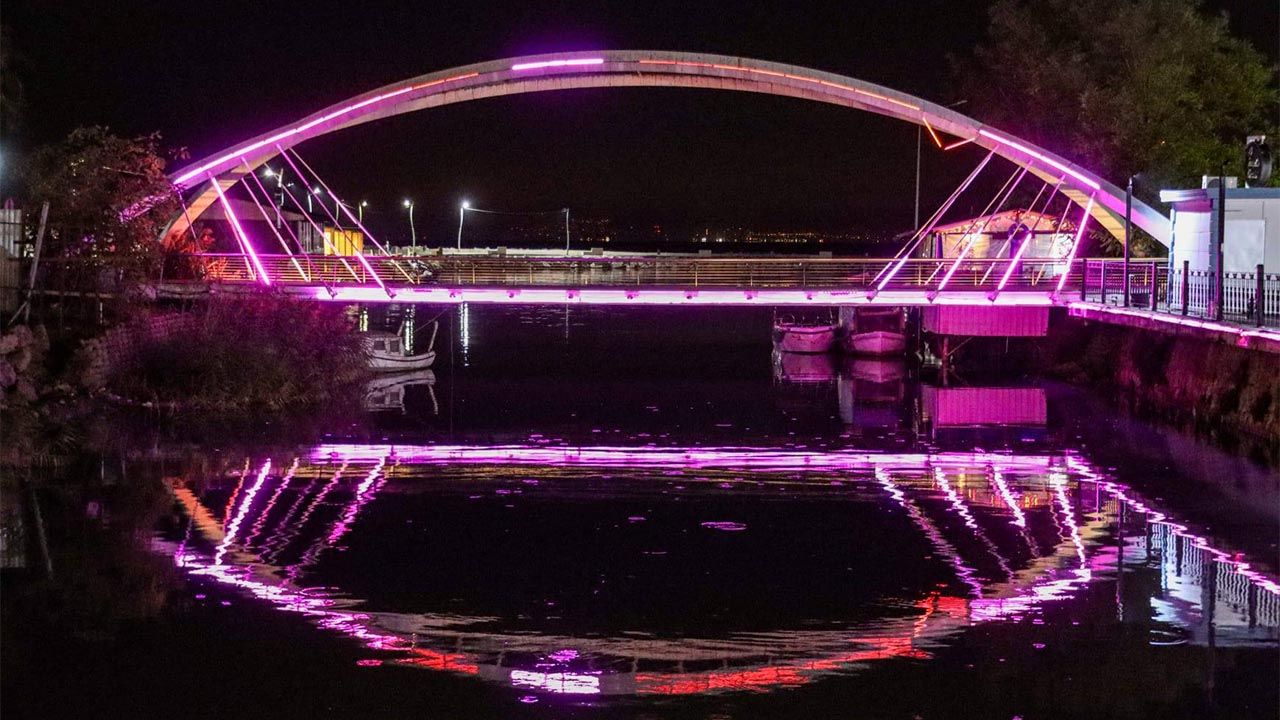 Yalova’da Ak Şemsettin Köprüsü, Meme Kanseri Farkındalığı İçin Pembeye Büründü