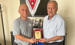 Temizlik İşçisine Çınarcık Kent Konseyi’nden Plaket