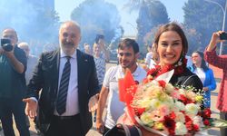 Şampiyon Buse Çiftlikköy’De Çiçeklerle Karşılandı
