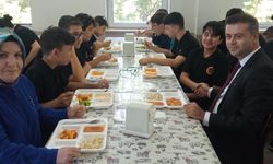 Müdür Akmeşe, Öğrencilerle Yemek Yedi                 