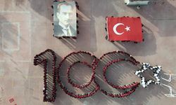 Öğrenciler Cumhuriyeti Kutluyor