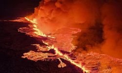 İzlanda’da yanardağ patladı  