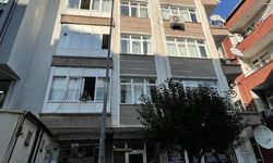 Deprem Sırasında Balkonunda Çökme Meydana Gelen Bina Boşaltılıyor