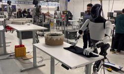 Elon Musk, şirketinin geliştirdiği insansı robotun tişört katladığı anları paylaştı  
