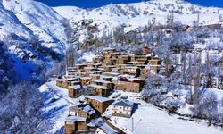Taş evlerin kartpostallık kış manzarası  