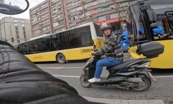 Trafikte kahkahaya boğan kaza: Motosikletine çarpan kişi annesi çıktı
