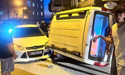 Yalova’da Kontrolden Çıkan Hafif Ticari Araç 2 Otomobile Çarptı