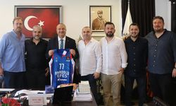 Başkan Kurt’a Anadolu Efes Forması Hediye Edildi!