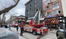 Yalova'da iş hanında çıkan yangında 2 kişi dumandan etkilendi