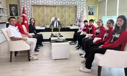 Çifte Şampiyon Sevim Göğez Ortaokulu’ndan İl Milli Eğitim Müdürüne Ziyaret