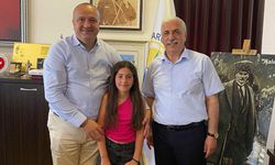 Başkan Avni Kurt’tan Karnesini Alan Öğrenciye Tebrik