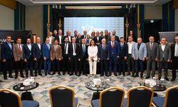 Kenan Engin, Vizyon Ödülleri 2025 Gecesinde Ödül Takdim Etti