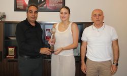 Şampiyon Ece’ye, Kılıç’tan Plaket