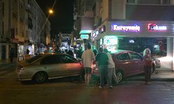 Yalova'da Çarpışan İki Otomobil Kuruyemiş Dükkanına Girdi
