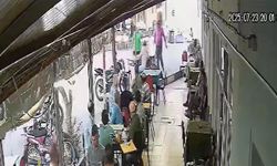 Oğlu dövülen kadının, adama attığı dayak kameraya yansıdı
