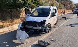 Kamyonet yol kenarında lastik değiştiren çifte çarptı: 2 ölü, 2 yaralı