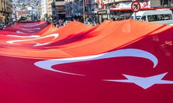 Düşman İşgalinden Kurtuluşa Özel 350 Metrelik Bayrak Caddelerde Dalgalandı