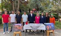 AK Gençlik, Gazze’deki Masum Çocuklar İçin Yalova’da Boş Sıraların Başında Sessiz Eylem Yaptı