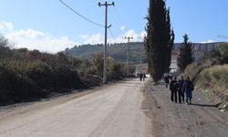 Yurt Yolunda Kaldırım Yok, Çamur Çok