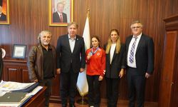 Dünya İkincisi Tuba, Rektör Bahçekapılı’yı Ziyaret Etti