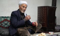 86 Yaşındaki Rüstem Dede 50 yıldır Sadece Çay ve Gofretle Yaşamını Sürdürüyor