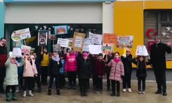 Öğrenciler Ellerindeki Kartonlarla Selam Dağıttı