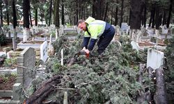 Şiddetli Fırtına Şehir Mezarlığını Da Etkiledi