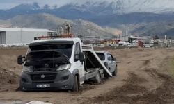 Çamura Saplanan Çekiciyi Kurtarmaya Giden Çekicilerde Mahsur Kaldı