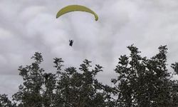 Yamaç paraşütçüsü işçilerin çay davetine kayıtsız kalmadı