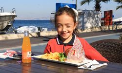 Çiftlikköy Belediyesi’nden Öğrencilere Burger Sürprizi