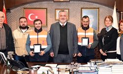 Başkan Gürel’den Gece Mesaisindeki Temizlik Personeline Başarı Plaketi