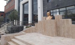 Yalova Lisesi’nde Atatürk Büstü Mezun Öğrencilerden
