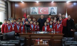 Şampiyonlar Kupalarını Başkan Yele’yle Paylaştı