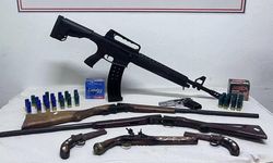 Jandarmadan Kaçamadı: Evinden Tarihi Tabancalar Çıktı