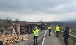 Yalova Süpürgelik Mevkinde Tır Devrildi
