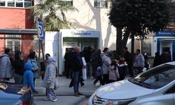 Yalova’da Banka Önlerinde Uzun Kuyruklar Oluştu