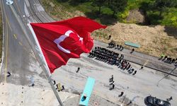 Dev Türk Bayrağı Törenle Göndere Çekildi