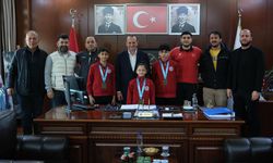 Şampiyon Karateciler Madalya Sevinçlerini Başkan Yele’yle Paylaştı