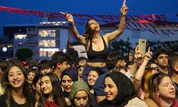 Yalovalılar 19 Mayıs Coşkusunu Baran Mengüç, Madrigal ve Sena Şener ile Yaşadı