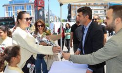 Yalova Belediyesi Anneleri Çiçeklerle Karşıladı