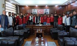 Adil Yele, Şampiyonları Ağırladı