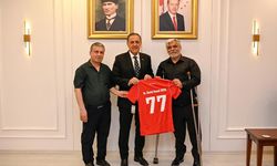 Erkoç’tan, Vali Usta’ya Milli Forma